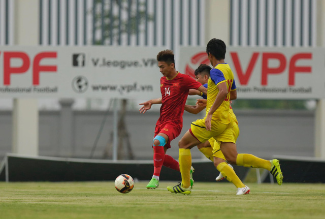 Martin Lò kiến tạo, Việt Cường ghi bàn giúp U22 Việt Nam thắng tối thiểu U18 Việt Nam - Ảnh 4.