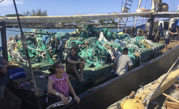 Vớt được “lưới ma” nặng 8 tấn ở Thái Bình Dương