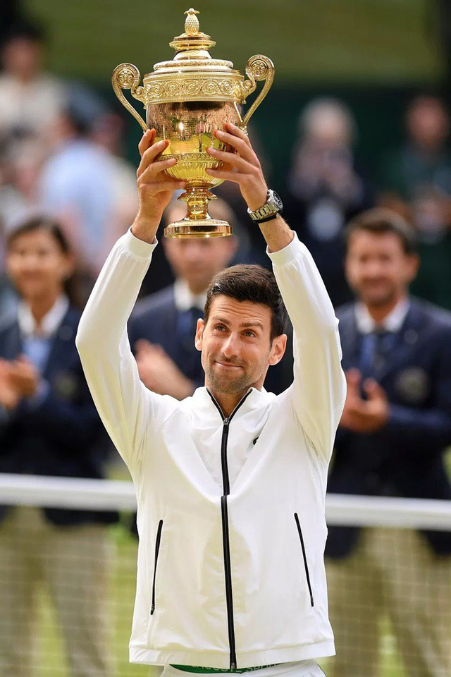 Thắng nghẹt thở Roger Federer, Djokovic bảo vệ thành công ngôi vô địch Wimbledon - Ảnh 2.