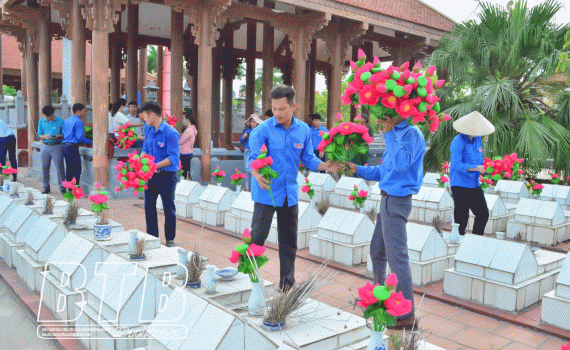 Đoàn viên, thanh niên chăm sóc Nghĩa trang Liệt sĩ huyện Tiền Hải. Ảnh tư liệu