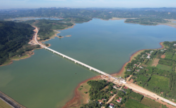Cầu vượt hồ dài nhất cao tốc Bắc Nam sắp hoàn thành