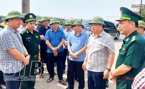 Đồng chí Nguyễn Khắc Thận, Phó Bí thư Tỉnh ủy, Chủ tịch UBND tỉnh kiểm tra công tác phòng, chống bão số 1 tại Tiền Hải, Thái Thụy