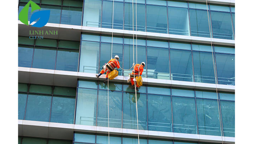 Dịch vụ vệ sinh công nghiệp lau cửa kính nhà cao tầng của Linh Anh Clean -  Báo Thái Bình điện tử