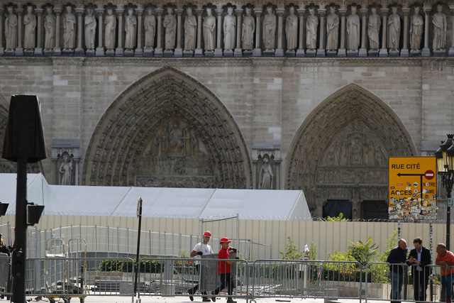Nhà thờ Đức Bà Paris đối mặt với nguy cơ bị sập - Ảnh 1.