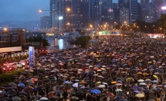 Người biểu tình Hong Kong tuần hành dưới mưa