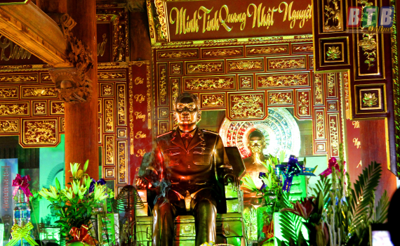 An vị tượng Chủ tịch Hồ Chí Minh và Đại tướng Võ Nguyên Giáp tại Đền thờ các anh hùng liệt sĩ Trung đoàn 5 Yên Tử