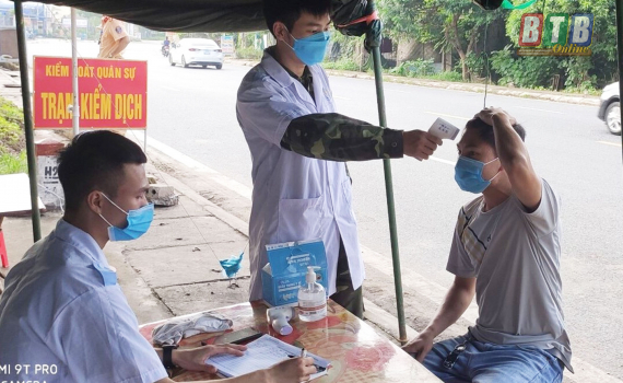 30 sinh viên Trường Cao đẳng Y tế Thái Bình tham gia hỗ trợ tại các chốt  kiểm dịch - Báo Thái Bình điện tử