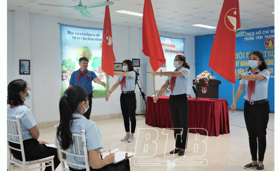 Các tổng phụ trách được tập huấn về nghi thức, nghi lễ của Đội TNTP Hồ Chí Minh.