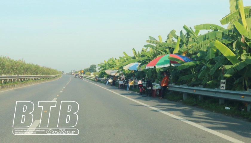 Cảnh báo vi phạm hành lang an toàn giao thông trên tuyến đường Thái  Bình – Hà Nam