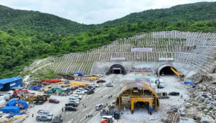 Hầm xuyên núi dài nhất cao tốc Bắc - Nam dự kiến thông tuyến vào cuối tháng 8