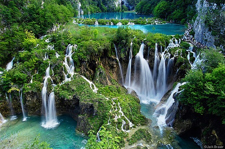 Với danh sách 10 thác nước kỳ vĩ tại Việt Nam, bạn chắc chắn sẽ không muốn bỏ lỡ bất kỳ một thác nào. Tận hưởng khung cảnh đẹp như mơ, bạn sẽ cảm nhận được sự an nhiên giữa thiên nhiên hoang sơ.