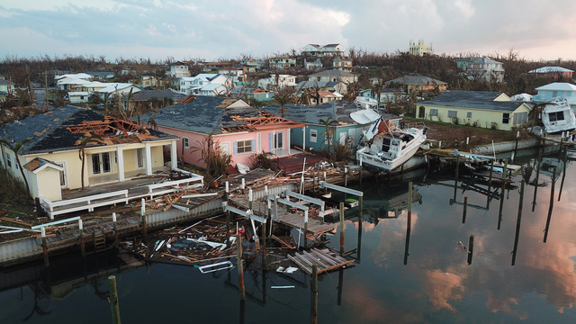 Hàng nghìn người dân Bahamas tháo chạy sau bão Dorian - Ảnh 1.