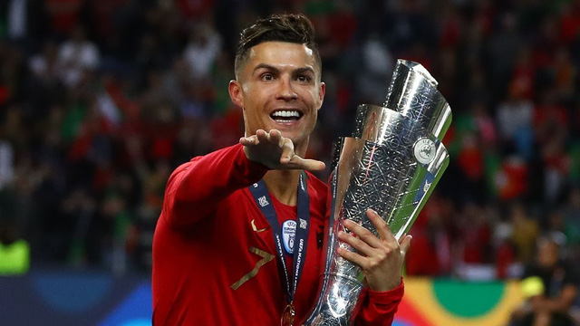 Cristiano Ronaldo lần thứ 10 nhận giải thưởng Cầu thủ xuất sắc nhất Bồ Đào Nha - Ảnh 1.