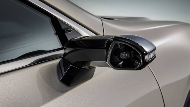 Lexus ES bán tại Nhật cũng không dùng gương, mà là hệ thống camera. Ảnh: Lexus