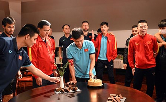 Cầu thủ ĐT futsal Việt Nam sút tung lưới Morocco được tổ chức sinh nhật ở châu Âu