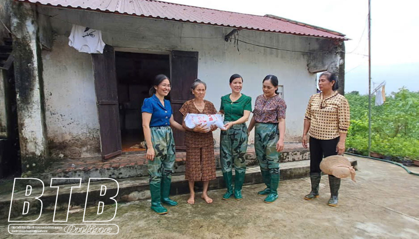 Hội LHPN huyện Vũ Thư: Trao 1 tấn gạo hỗ trợ hội viên phụ nữ có hoàn cảnh khó khăn vùng ngập lụt